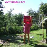 Skidamo majicu, pretoplo je...