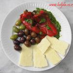 Sremuš, pečene paprike, bieno sirenje i masline